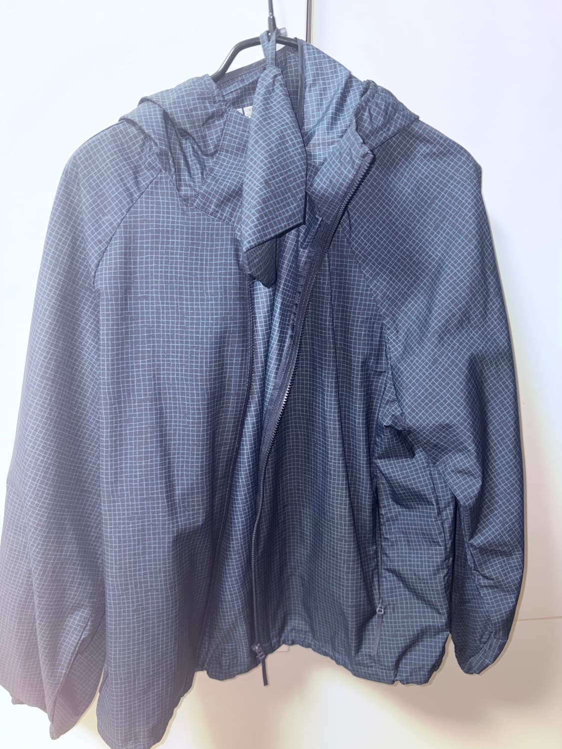 유니클로 포켓터블 uv 프로텍션 파카 네이비 패턴 상품이미지3