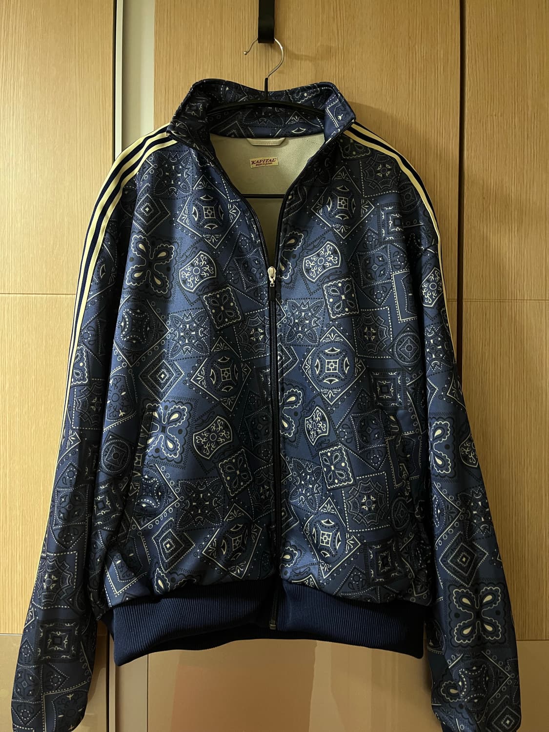 캐피탈 스무스 저지 쿠키 반다나 프린트 트랙 자켓 네이비 3사이즈 팝니다 상품이미지3