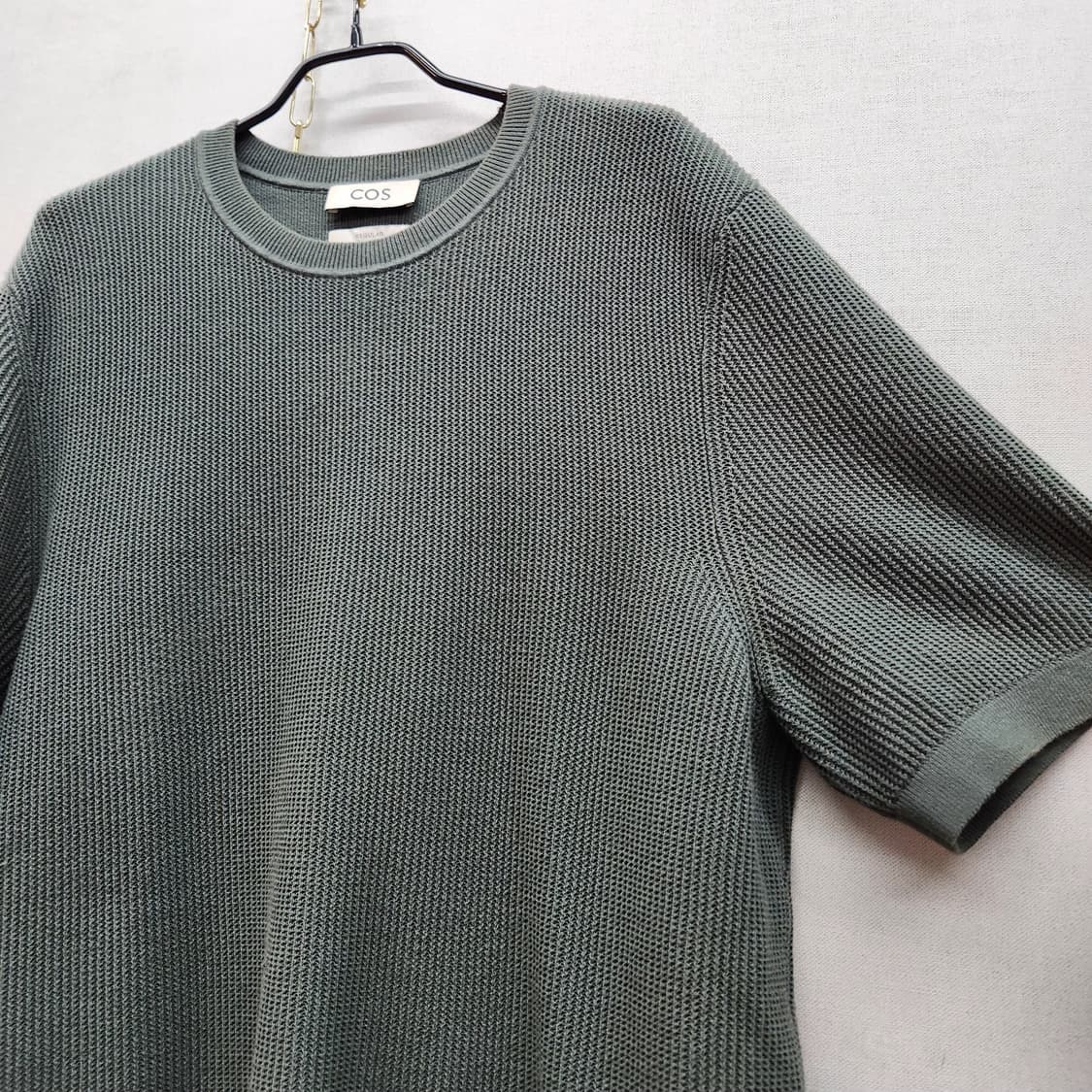 COS 코스 레귤러핏 니트 반팔티 M(L) 상품이미지3