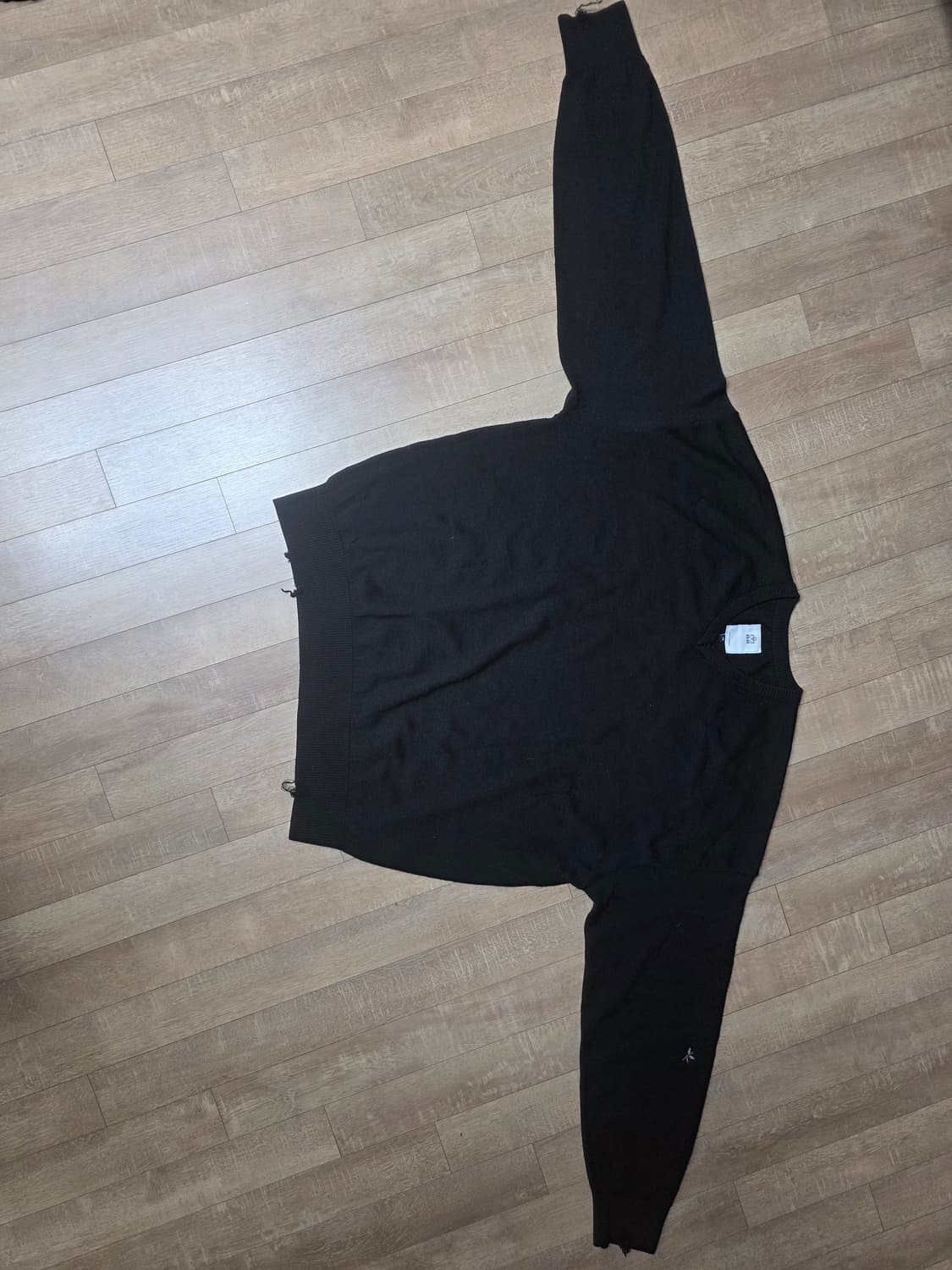 폴리테루 데미지드 브이넥 니트 블랙 4사이즈 상품이미지1