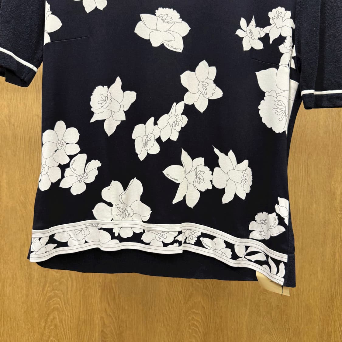 레오나드 반팔 니트 티셔츠 화이트 플라워 패턴 프린트 디테일 블랙 상품이미지5