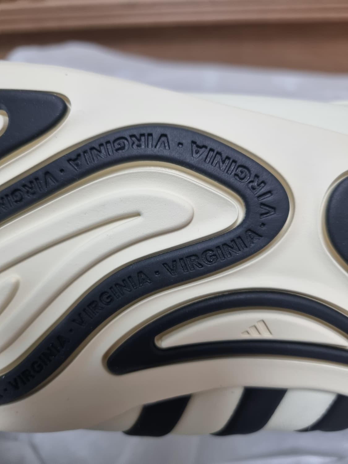 아디다스 x 퍼렐 윌리엄스 버지니아 바리오 플랫 어서 290 상품이미지7