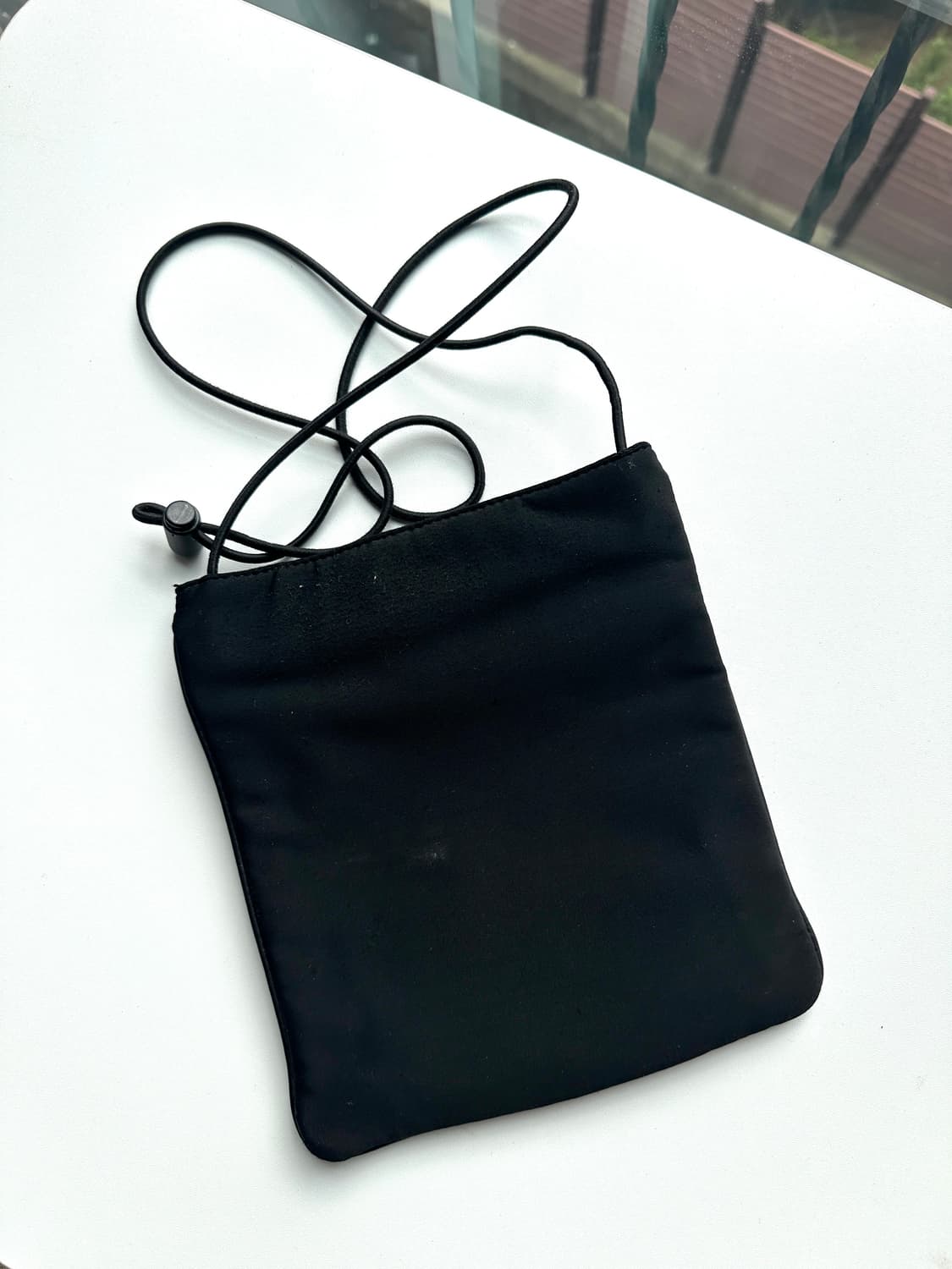 미우미우 레더 크로스백 – 미니멀 컨템포러리 에센셜 상품이미지2