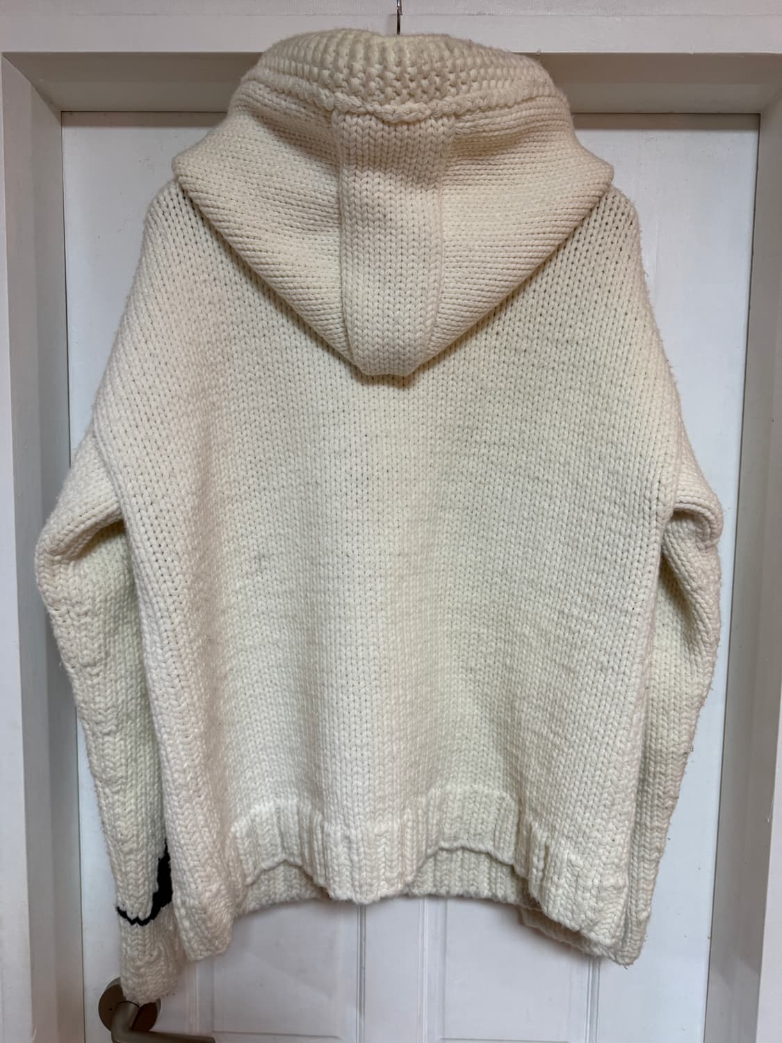 JW Anderson의 고딕 로고 청키 니트 후디 상품이미지2