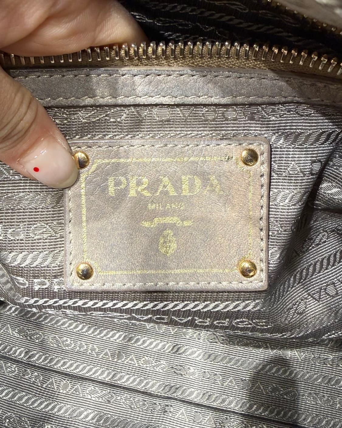 프라다 블랙 비텔로 다이노 모터백 상품이미지7