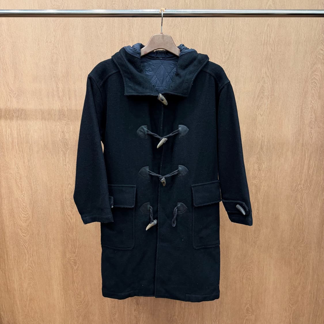 이세이미야케 클래식 후드 더플 코트 우드 토글 퀄팅 안감 디테일 블랙 상품이미지2
