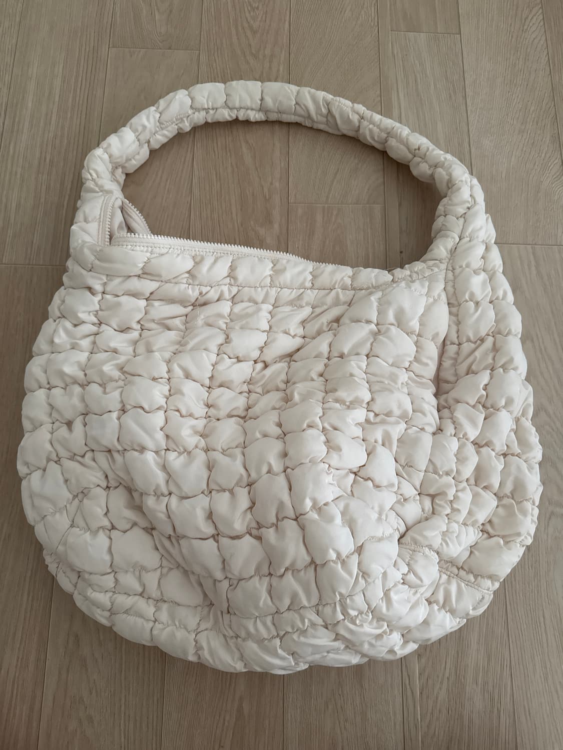 코스 퀄티드 오버사이즈 숄더백 화이트 상품이미지1