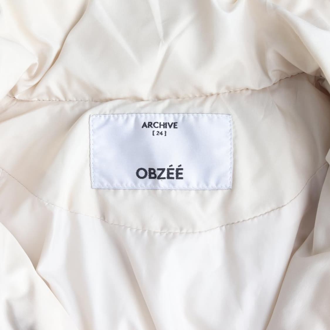 [XS]오브제 라이트베이지 덕다운 오버핏 크롭 반팔 패딩 재킷
 상품이미지6