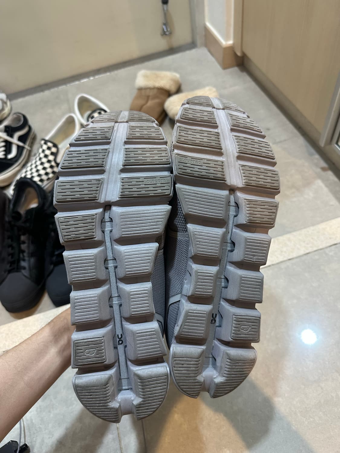 온러닝 클라우드 6 이클립스 295 사이즈 팔아요. 상품이미지4