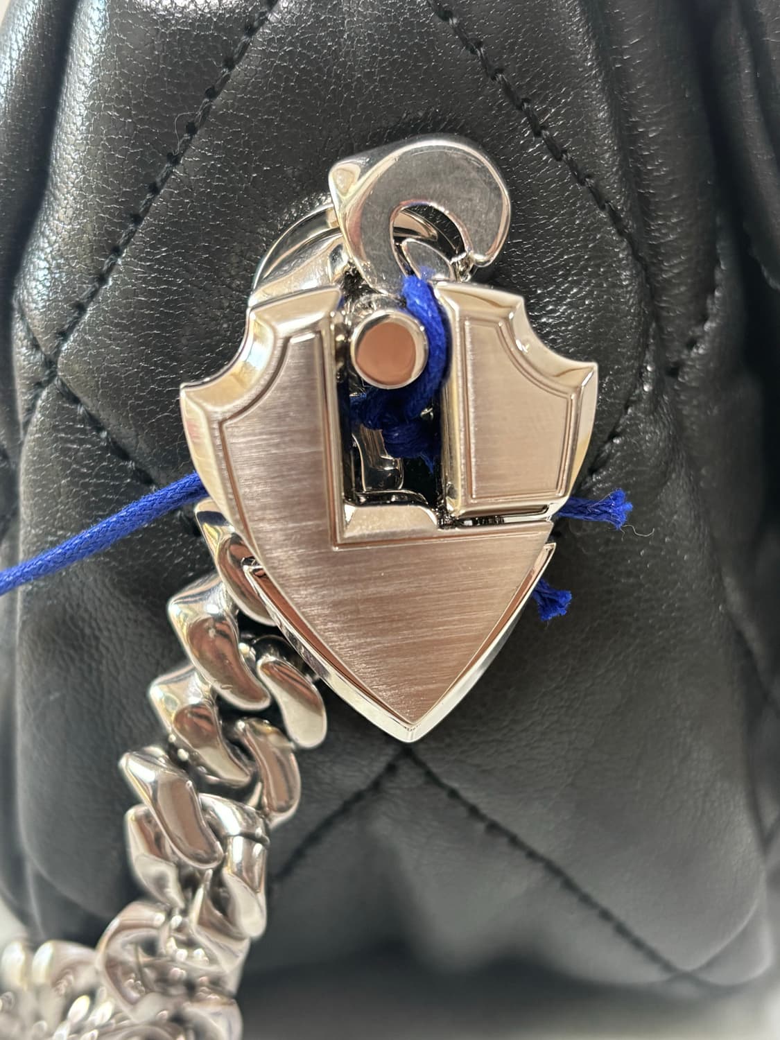 (새상품,24SS)버버리 쉴드 락 레더 숄더백 블랙 8087272 상품이미지5