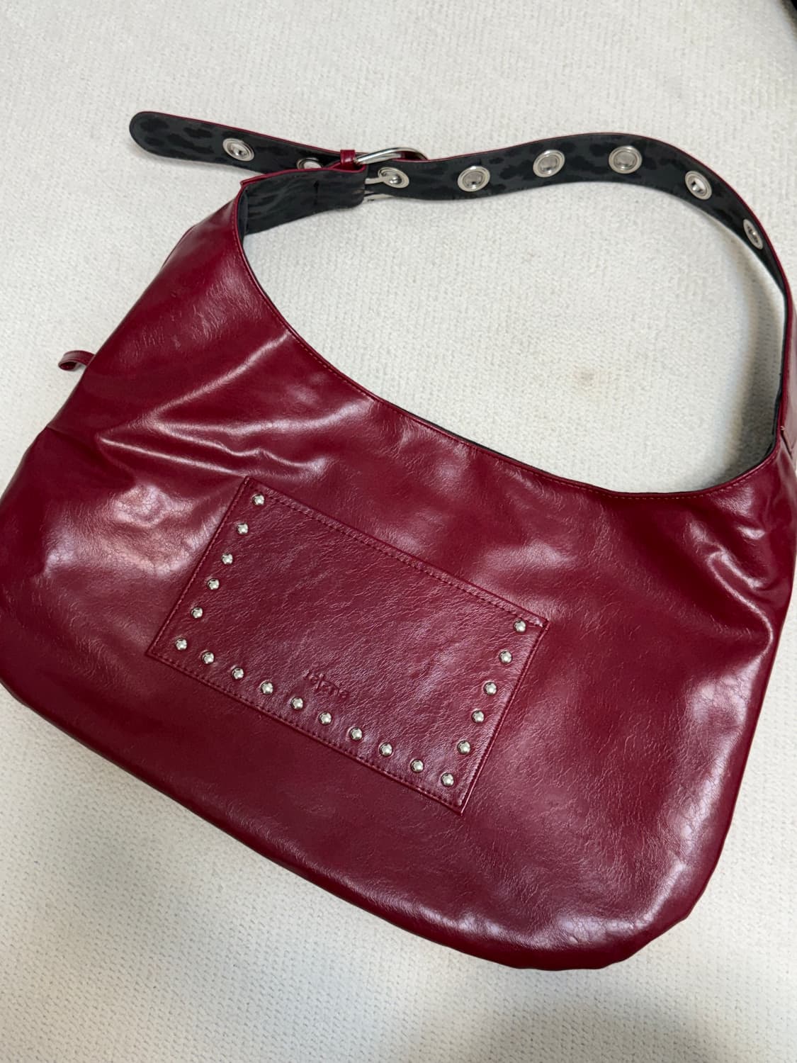 레터리 스터드 버클 리버시블 숄더백 레드 상품이미지4