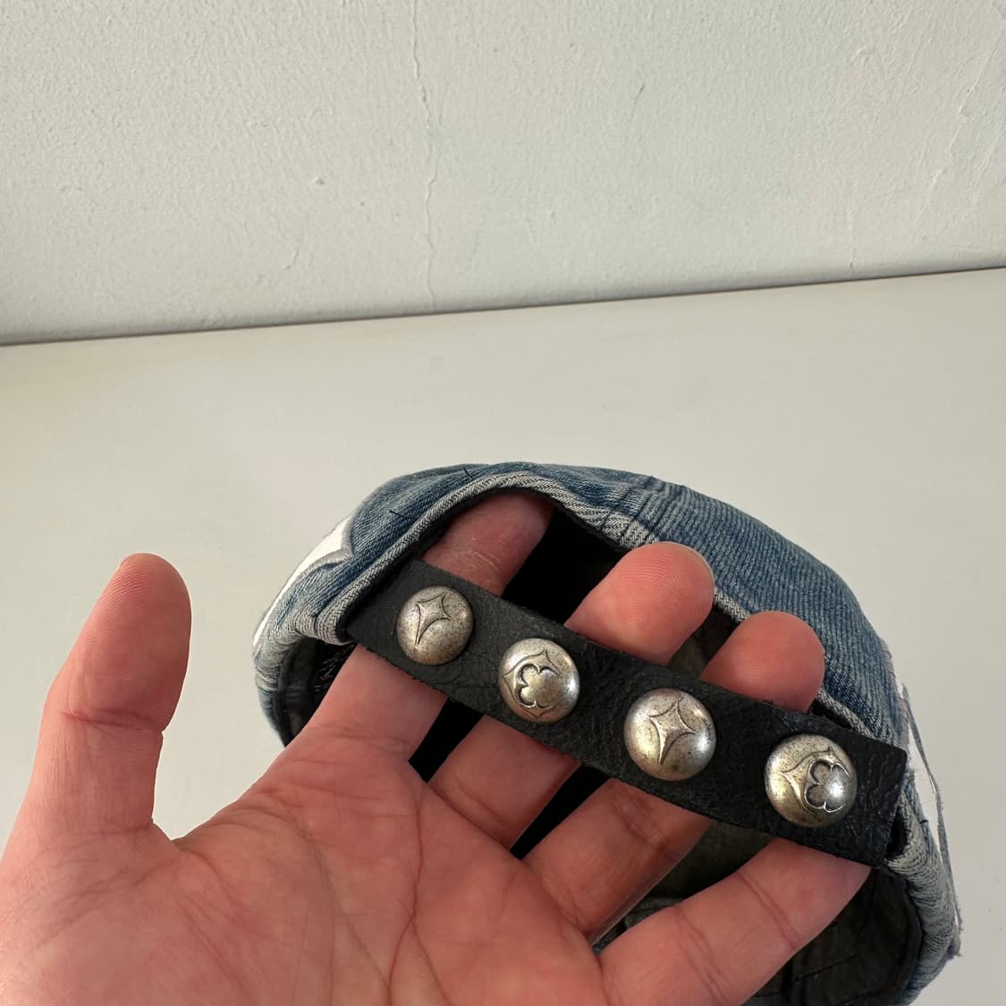 OS 떠그클럽 X MCM 레더포인트 트라이벌 데님볼캡 상품이미지5