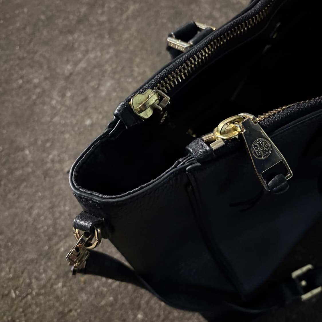 토리버치 로빈슨 더블 집 레더백 상품이미지4