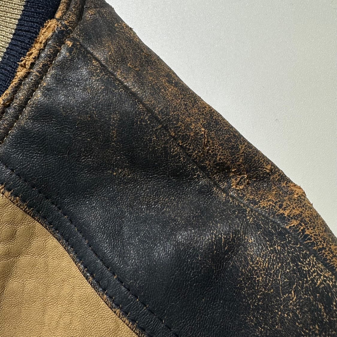 90‘s 게스 레더 바시티 자켓 상품이미지8