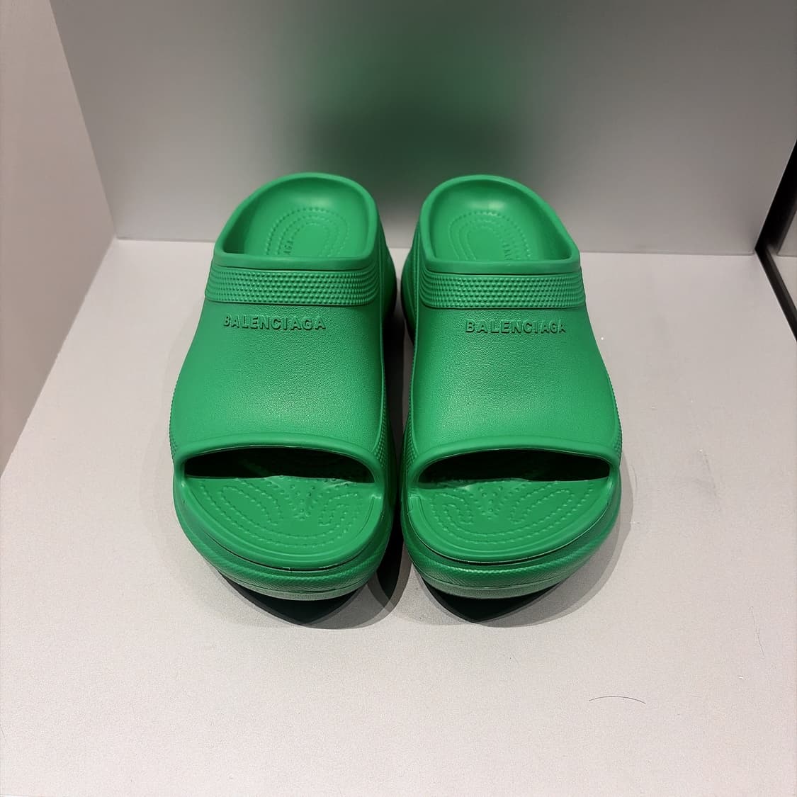 (정품/새상품) 발렌시아가 x 크록스 풀 슬라이드 샌들 그린 여성 상품이미지2