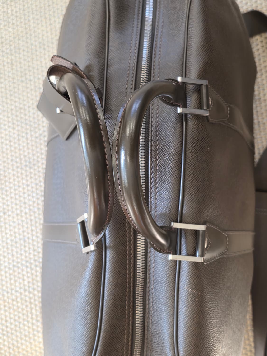 신품급 루이비통 클래식 타이가 통가죽 켄탈 키폴 보스턴백 상품이미지8