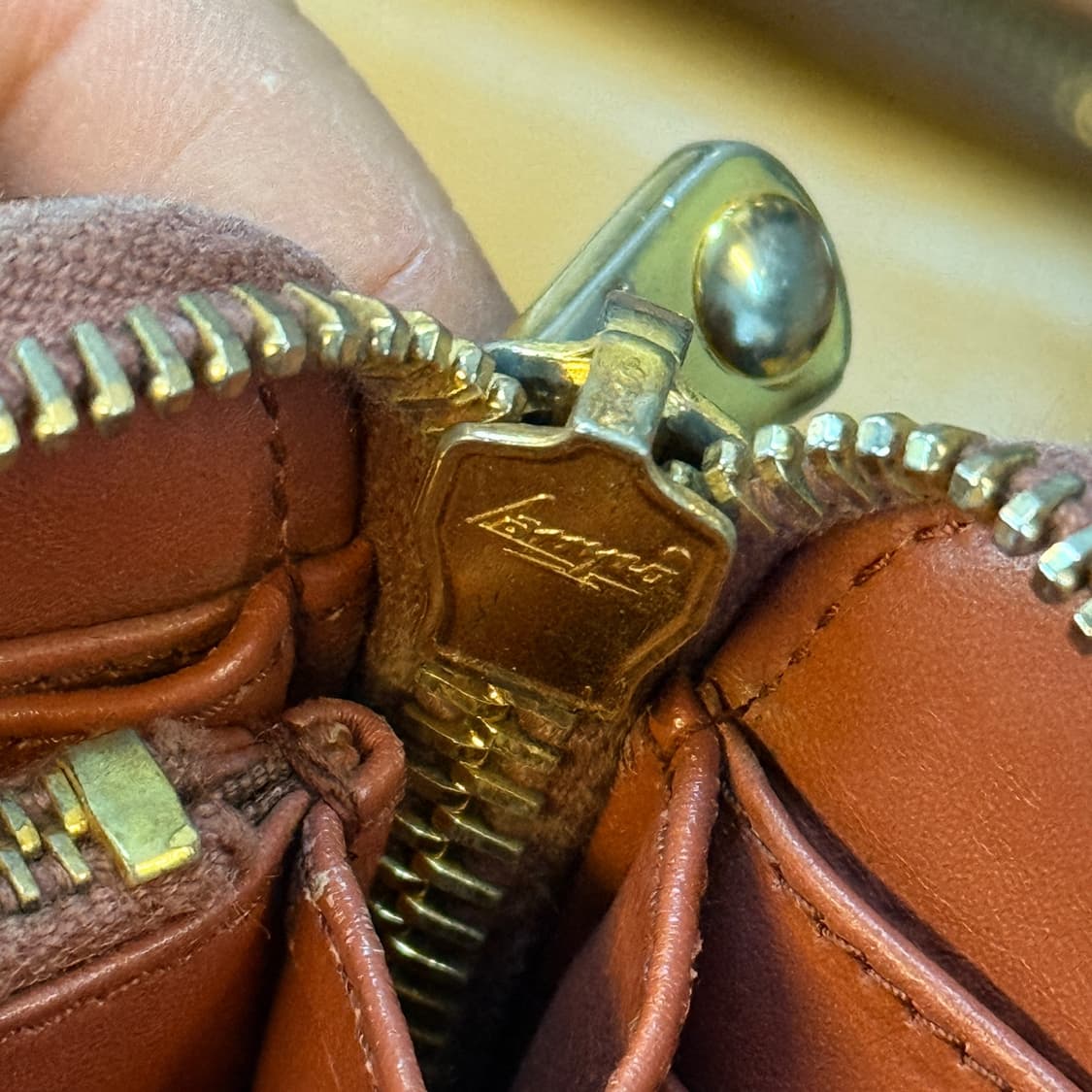 미우미우 악어가죽 패턴 레더 장지갑 상품이미지6