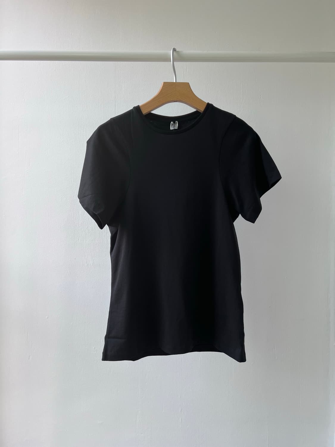 (새상품) toteme 토템 커브 로고 반팔 티셔츠 상품이미지2