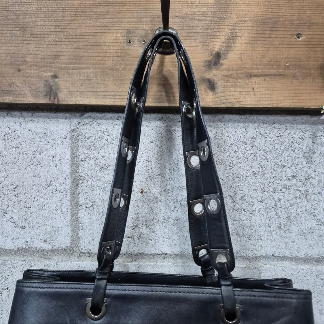 살바토레 페레가모 간치니 블랙레더 숄더백 상품이미지3