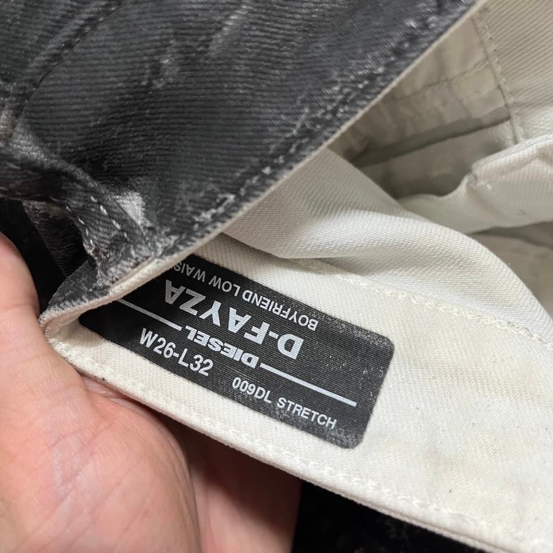 디젤 테이퍼드 핏 크랙 다크 락시크 데님 팬츠 상품이미지7