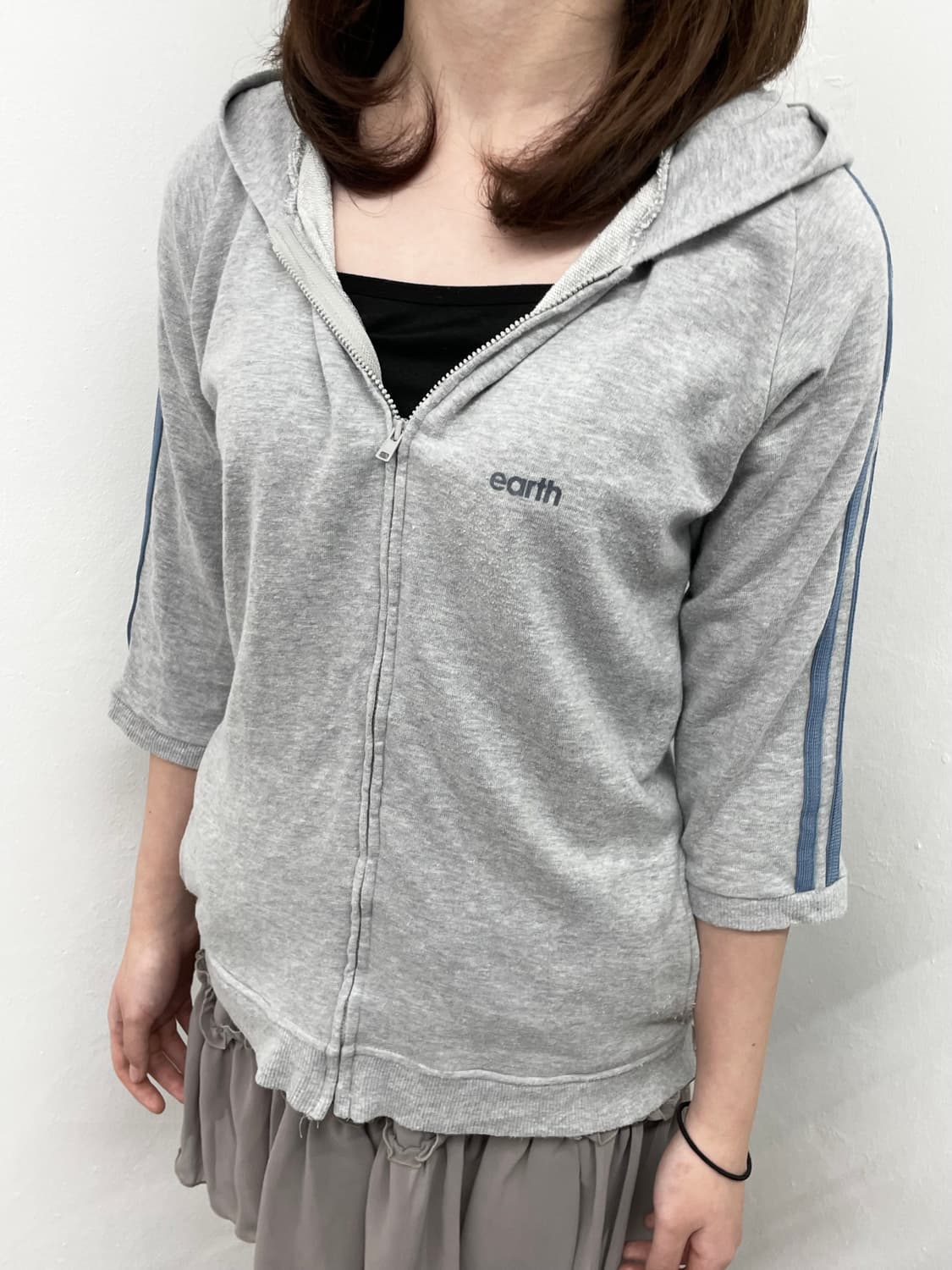 얼스뮤직앤이콜로지 그레이 로고 후드집업 상품이미지2