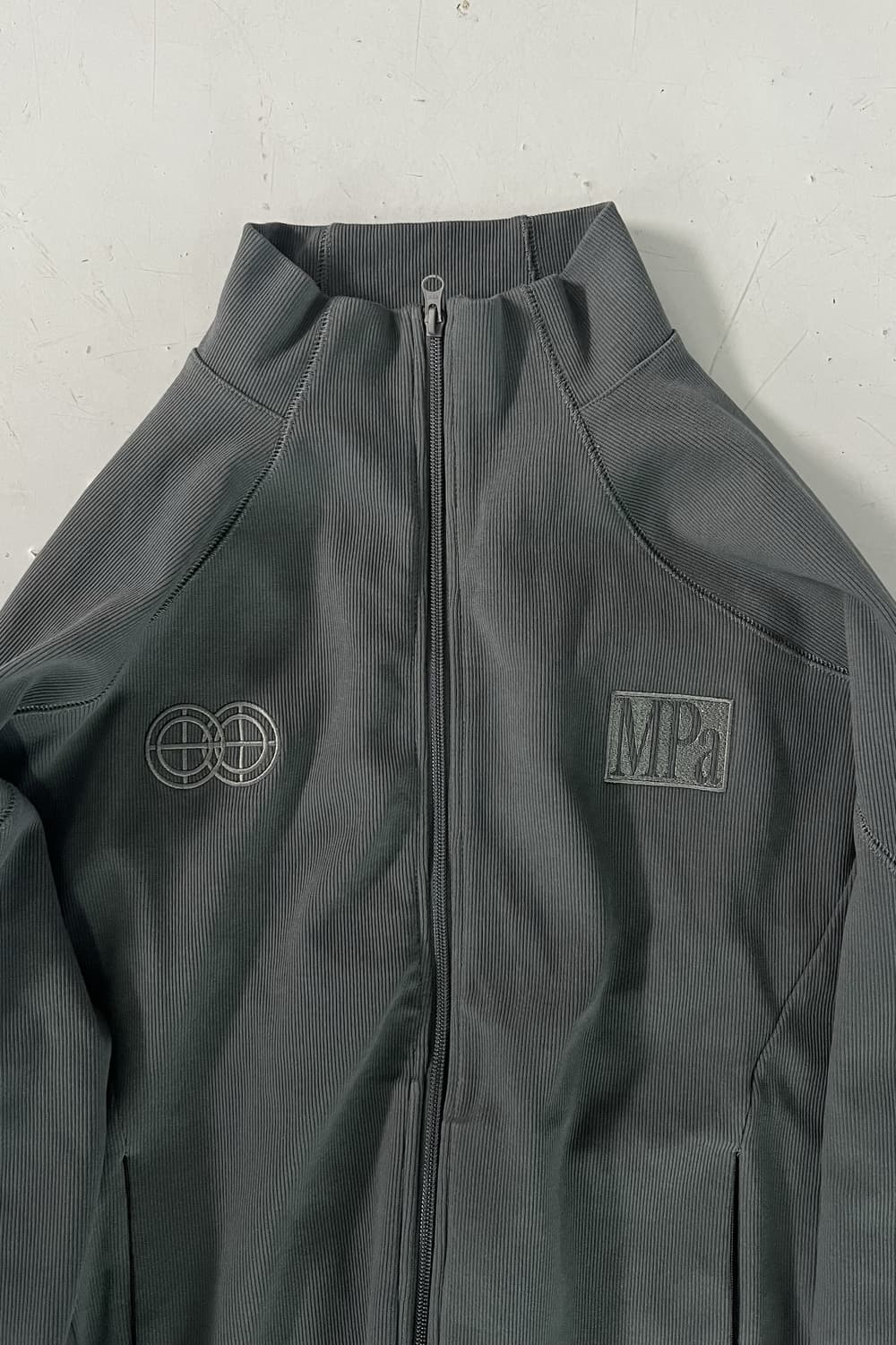 플라스틱 프로덕트 MPa RIBBED ZIP JACKET 차콜 상품이미지3