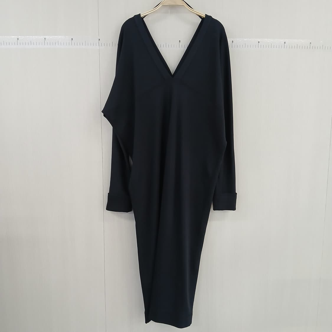 COS 블랙 브이넥 롱 원피스 단추 포인트 상품이미지5