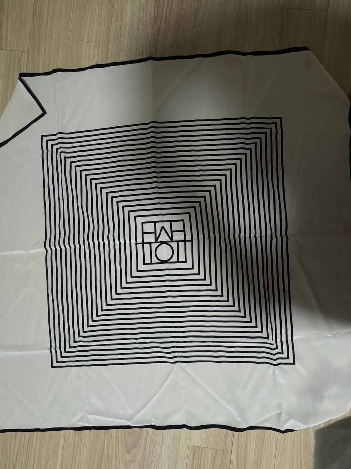 토템 센터드 모노그램 실크 스카프 상품이미지3