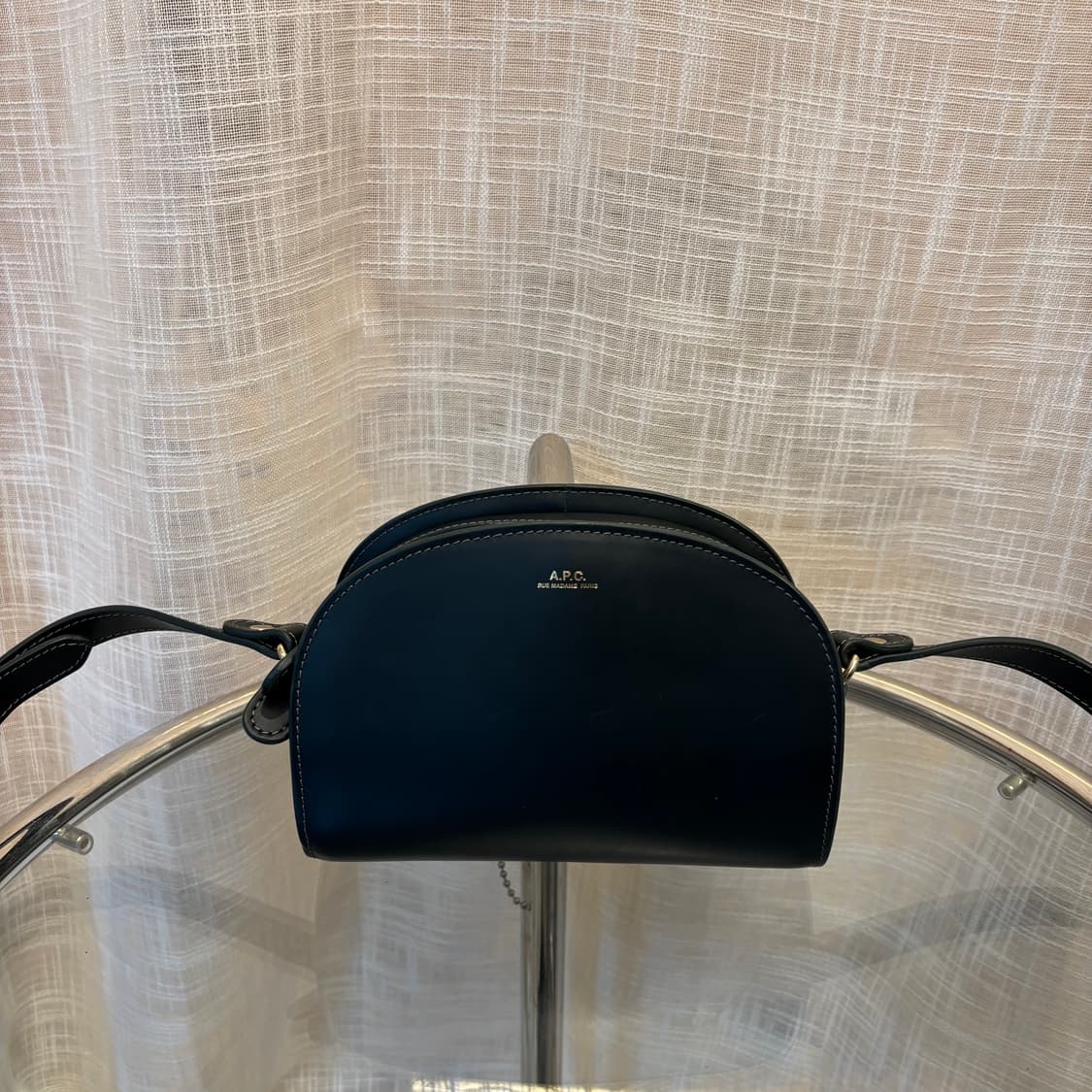 정품 아페쎄 하프문 미니 크로스백   상품이미지2