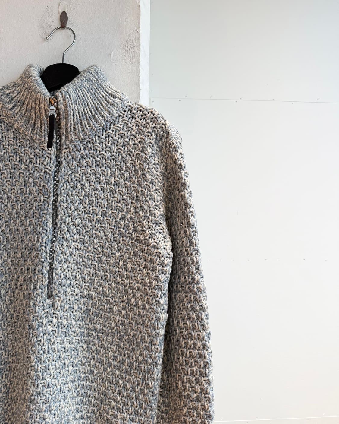 프라다 아이보리 블루 하프 집업 암패치 니트 상품이미지5