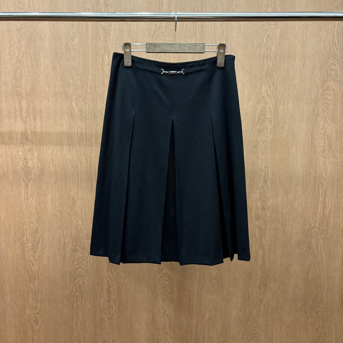 꾸레쥬 미디 스커트 박스 플리츠 미니 버클 디테일 A라인 매트 블랙 상품이미지2