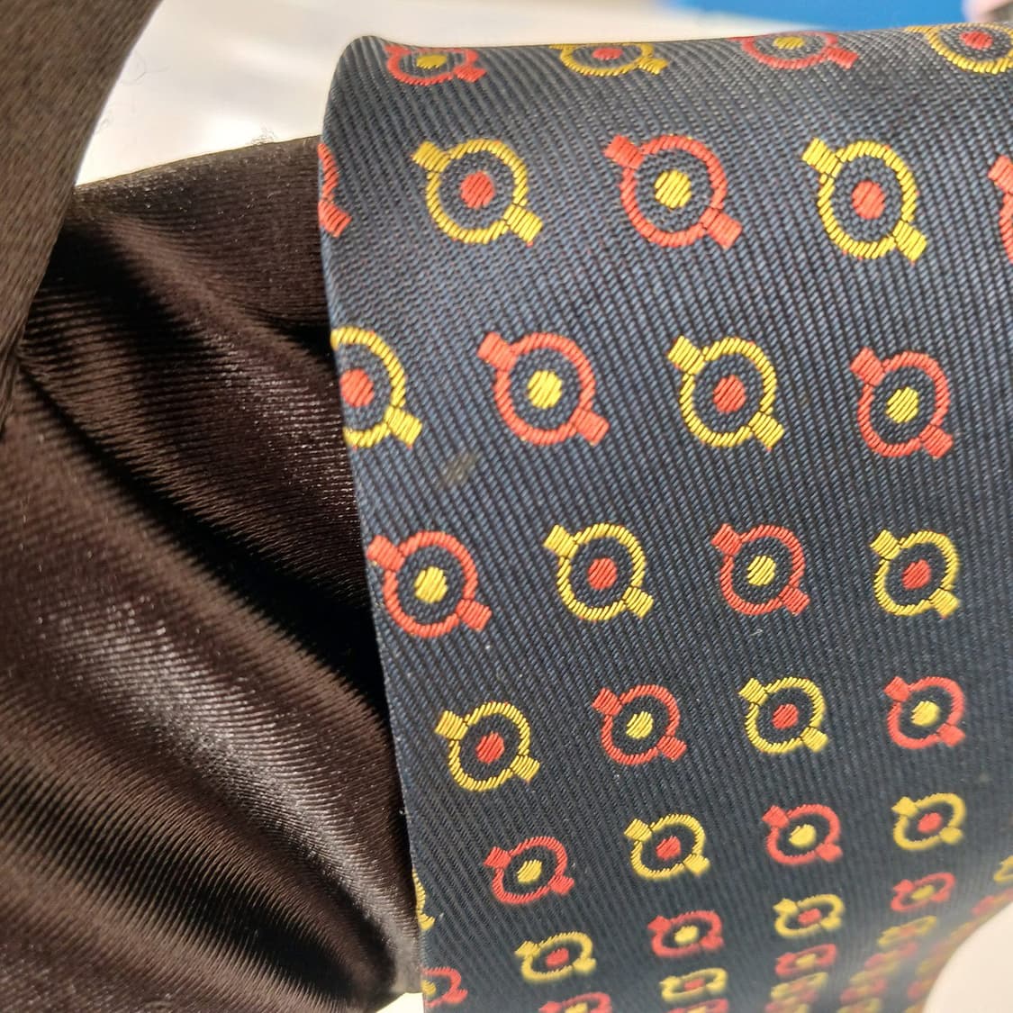 입생로랑 실크 네이비 로고 패턴 넥타이 9.8cm A등급 G29 상품이미지10