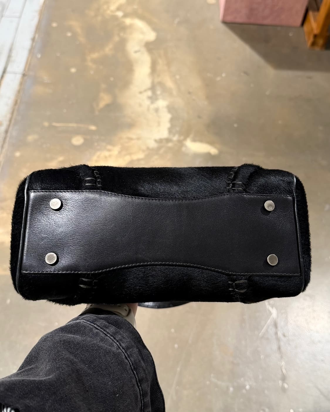 버버리 블랙 헤어칼프 볼 클로저 숏 스트랩 숄더백 상품이미지6