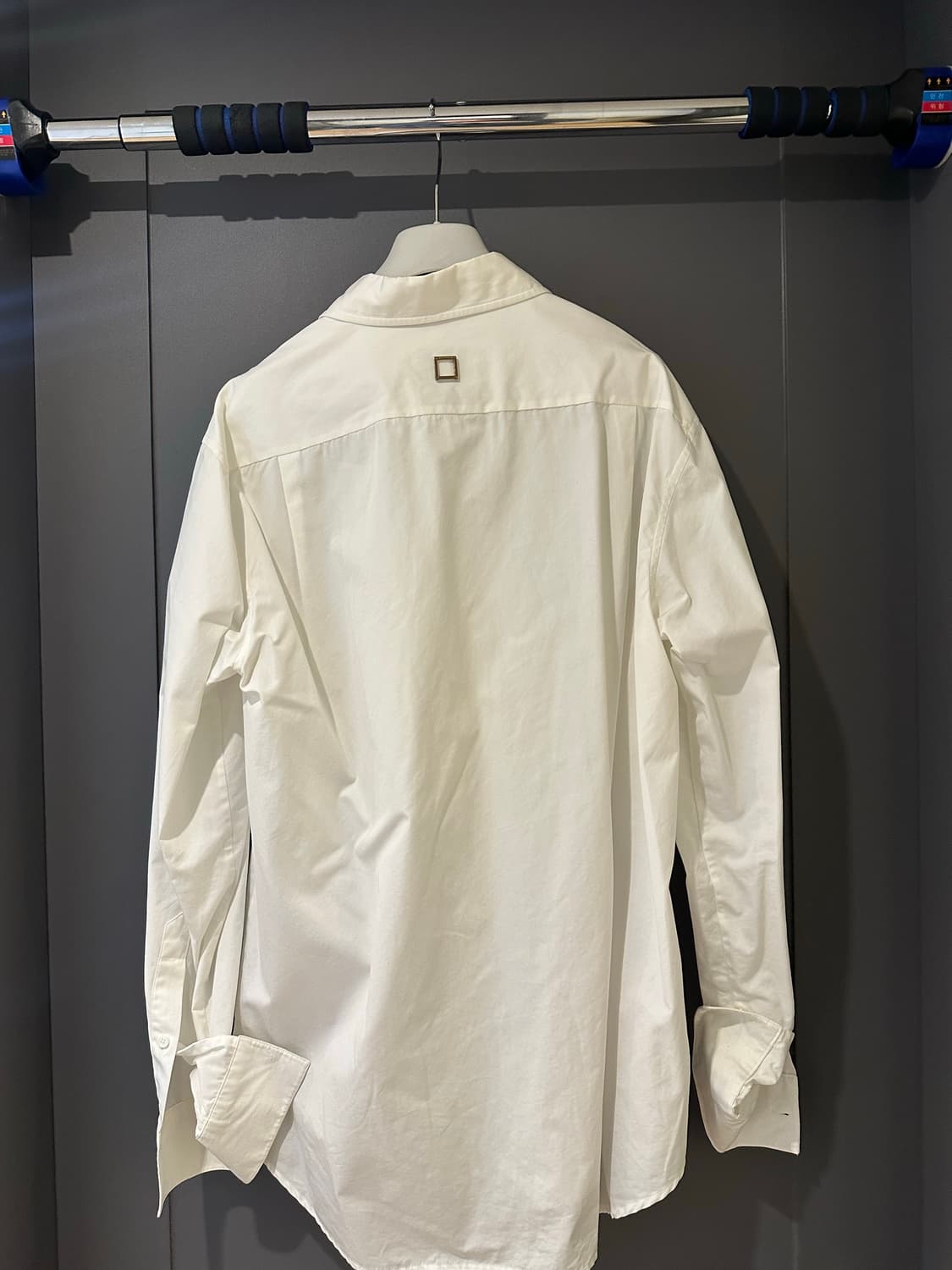 우영미 로고 화이트 셔츠 상품이미지2