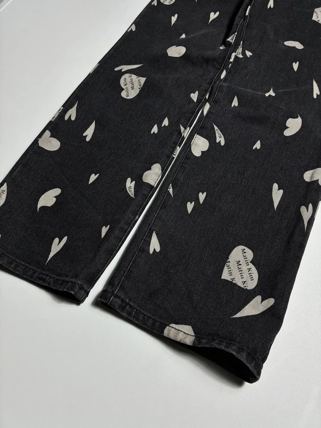 마뗑킴 21FW 하트 블랙 데님 팬츠 R1858 상품이미지4