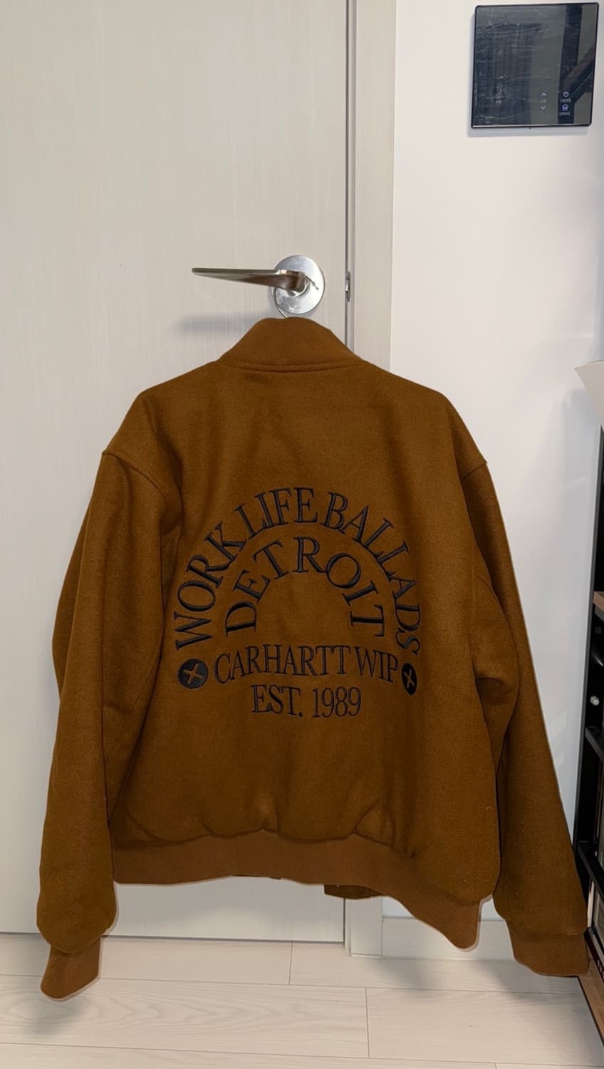 칼하트 WIP 워크 바시티 봄버 딥 해밀턴 브라운 상품이미지2