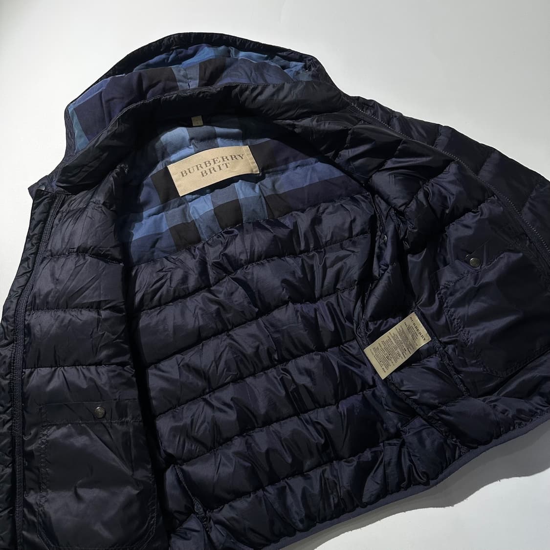 버버리 브릿 구스다운 경량 푸퍼 패딩 다크네이비 상품이미지7