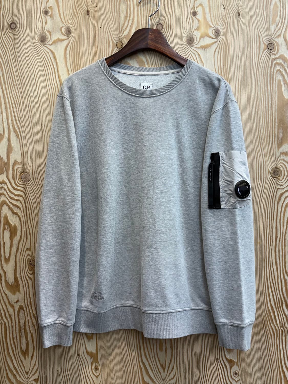 C.P 컴퍼니 렌즈 패치포켓 맨투맨 상품이미지1