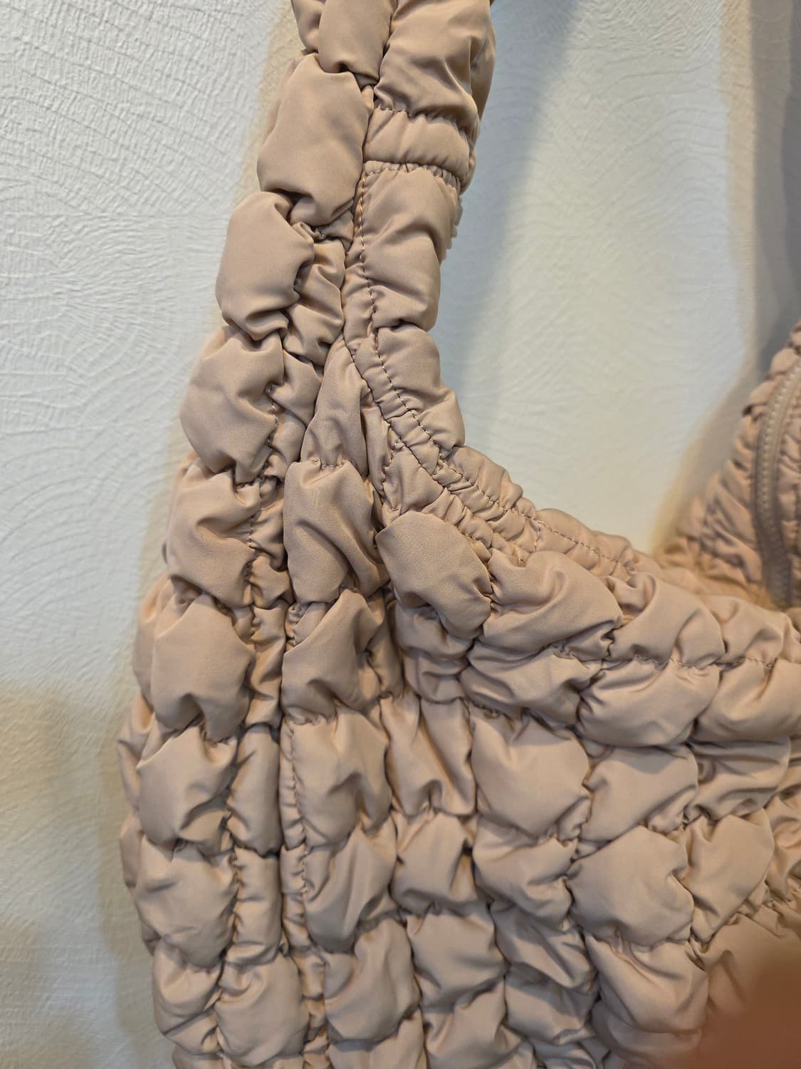 COS 코스 오버사이즈 퀼티드 숄더백 베이지 상품이미지3