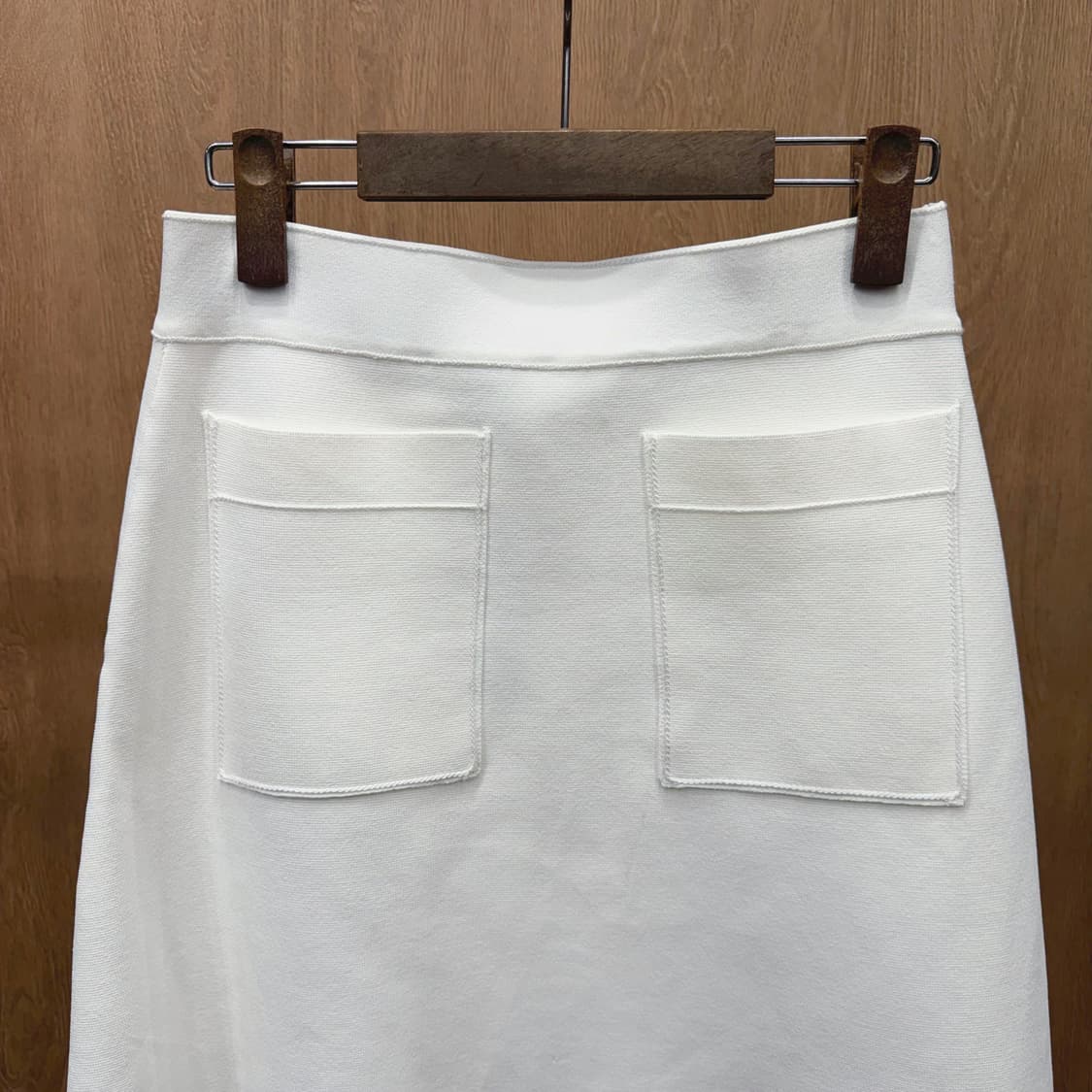 산드로 니트 미디 스커트 밴딩 더블 패치 포켓 디테일 A라인 화이트 상품이미지4