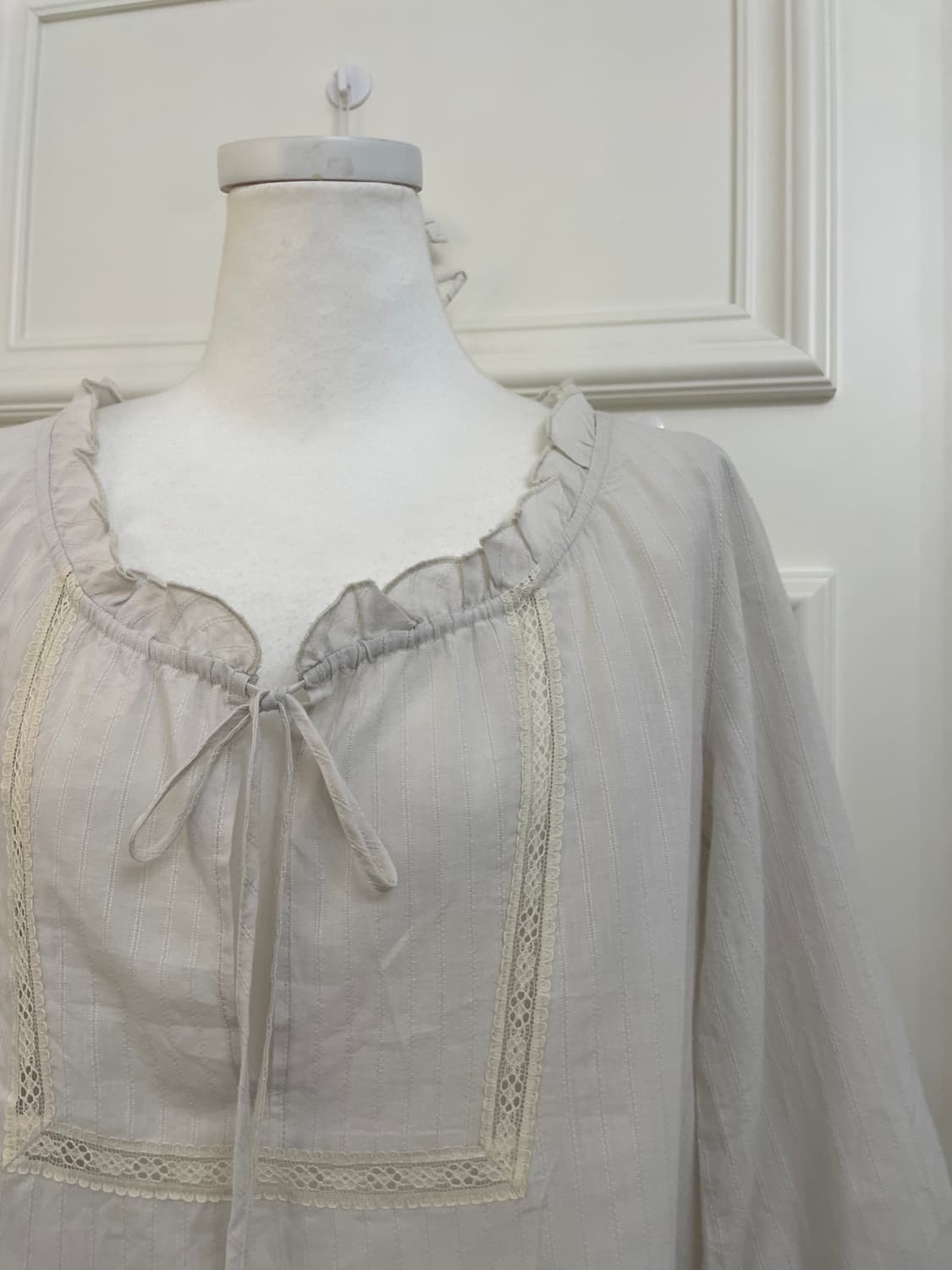 gray cotton lace point bow blouse 상품이미지7