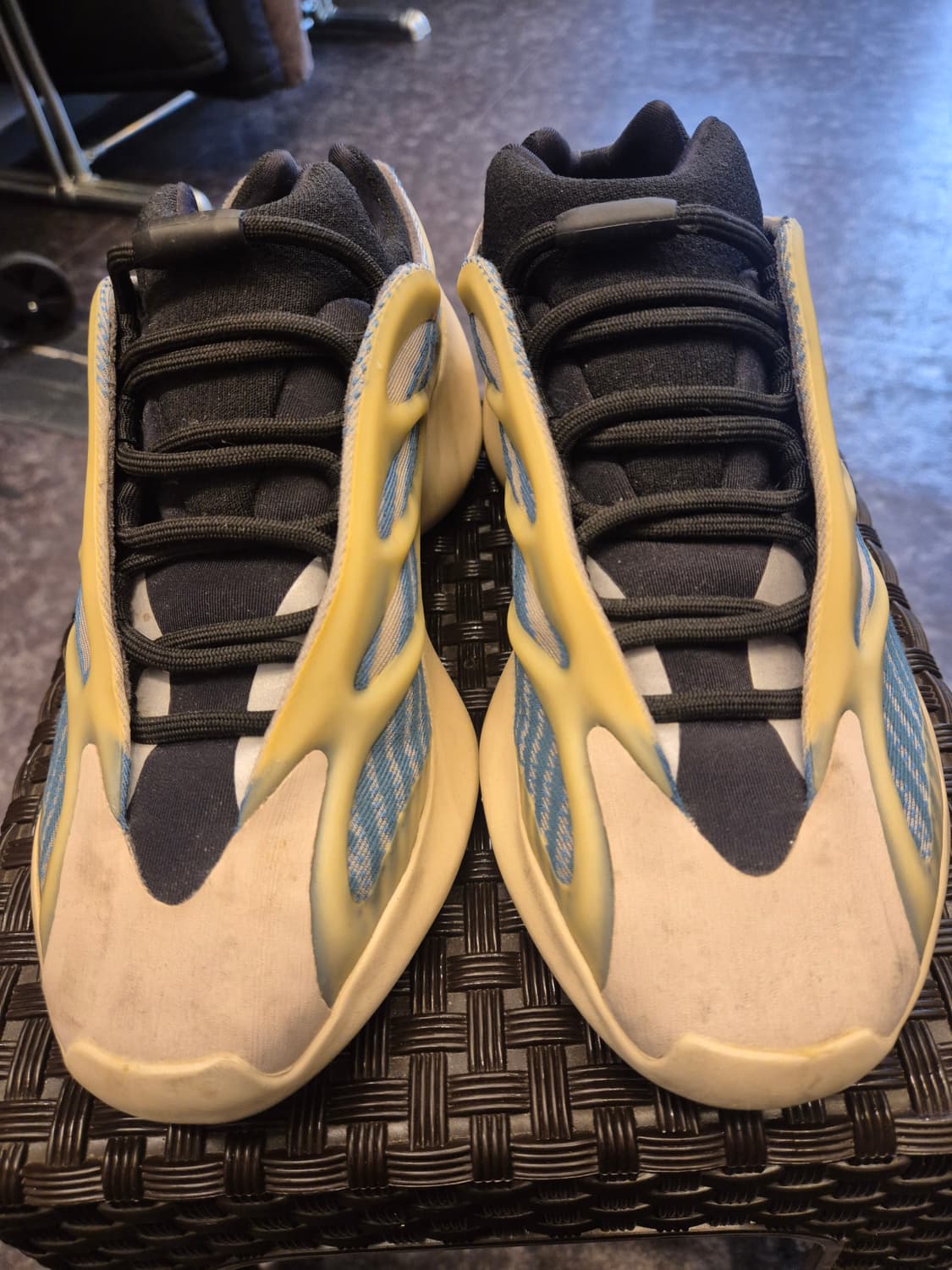 아디다스 이지 700 V3 '카이아나이트 (남여공용) 상품이미지1