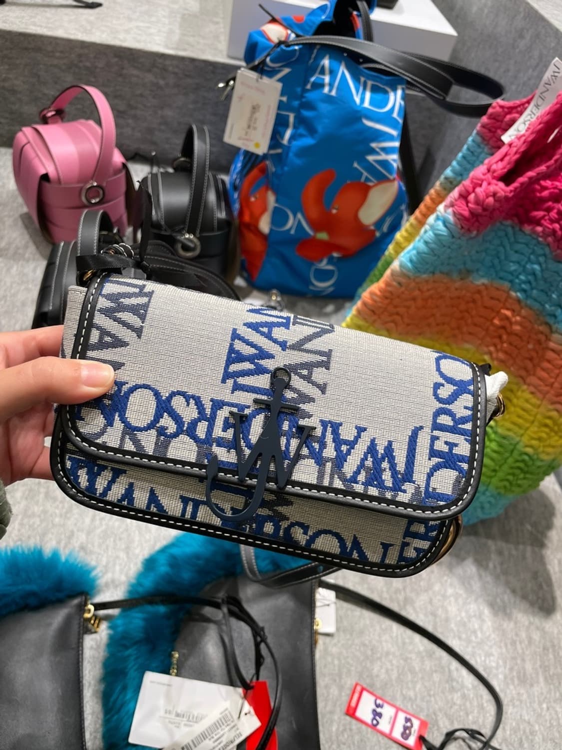 jw앤더슨 크로스백 상품이미지1