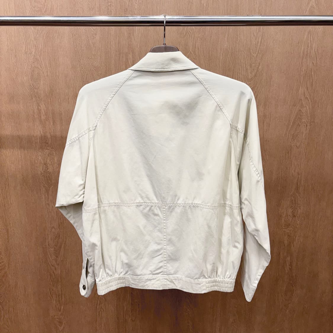 버버리 카라넥 블루종 자켓 플랩 포켓 밑단 밴딩 디테일 베이지 상품이미지3