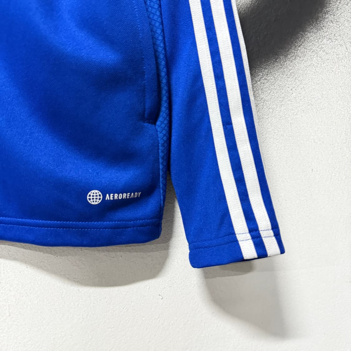 아디다스 올드스쿨 에어로레디 슬림핏 패치 싸커 집업 져지 상품이미지4