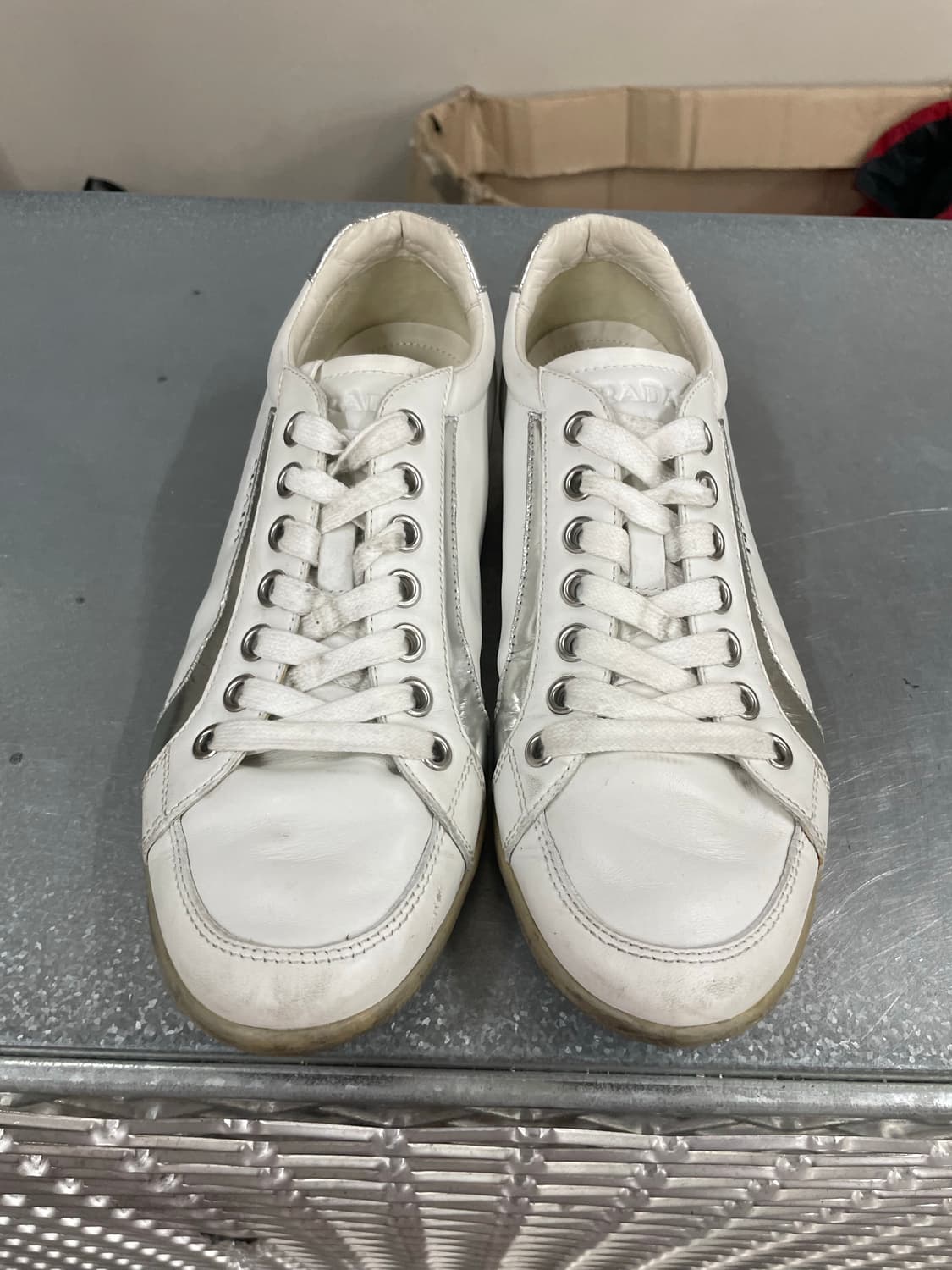 프라다 레더 스니커즈 화이트 7 상품이미지5