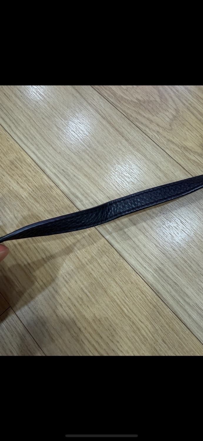 토리버치 금장로고 블랙 가죽 크로스백 상품이미지4