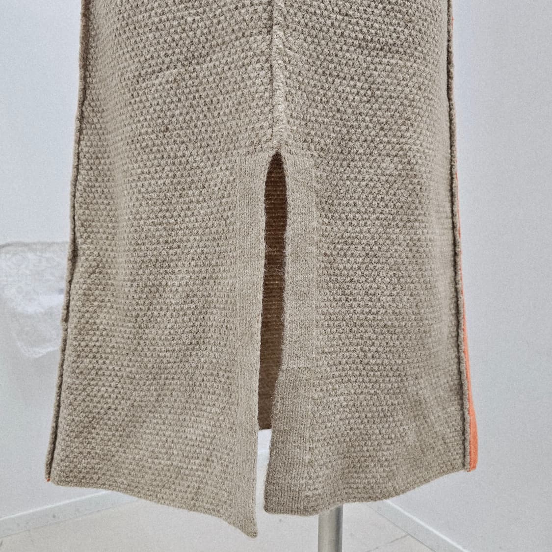 베이지 니트 오렌지 라인 포인트 롱스커트  상품이미지7