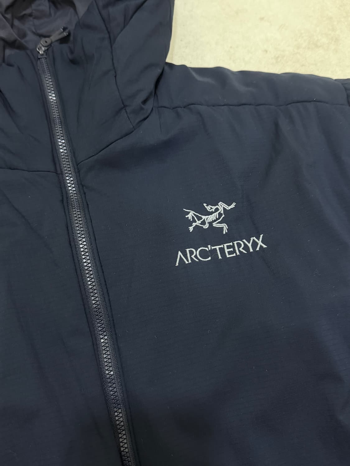 아크테릭스 아톰 AR  M 사이즈 블랙 사파이어   상태 9.8/10   상품이미지2