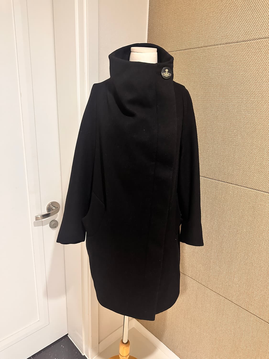 비비안웨스트우드 앵글로매니아orb로고 울코트 상품이미지1